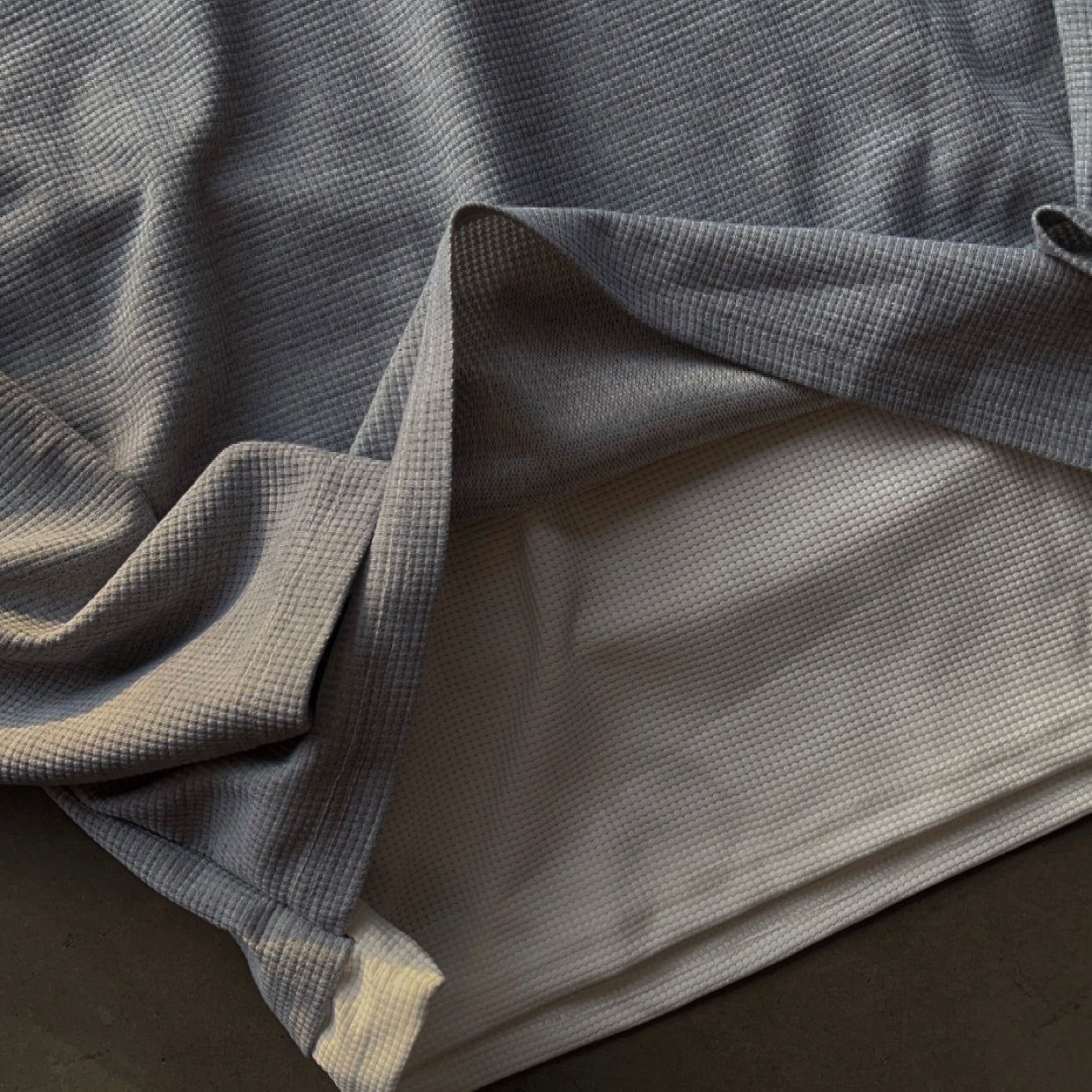 MOCK LAYERED HENLEY THERMAL [HEATHER/WHITE]