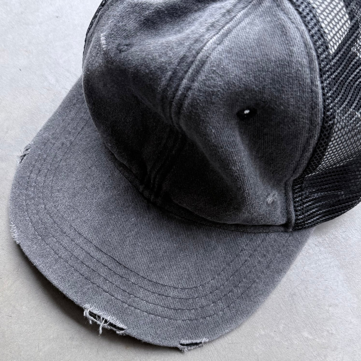 BEAT TRUCKER HAT [CHARCOAL]