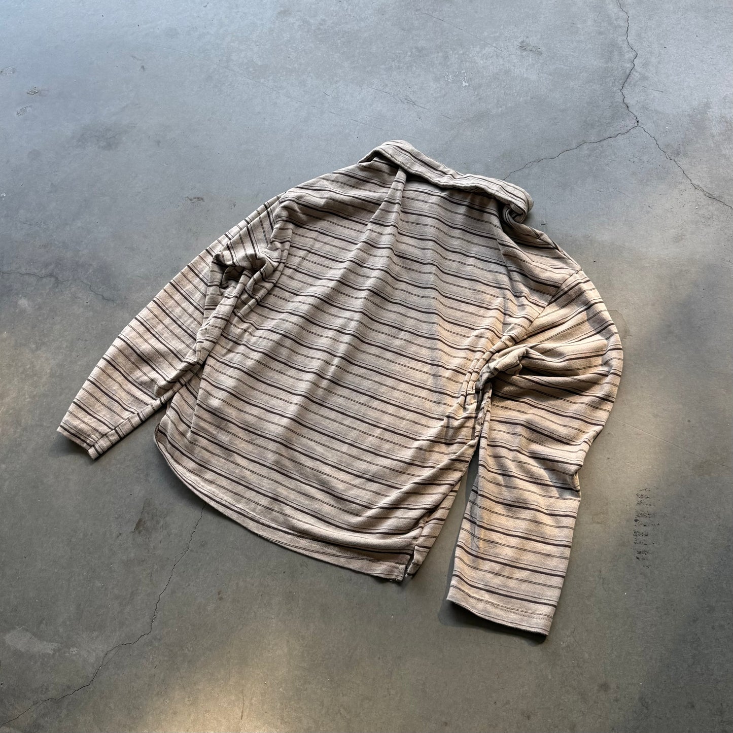 COLLARED ARC HENLEY [STRIPED BEIGE]