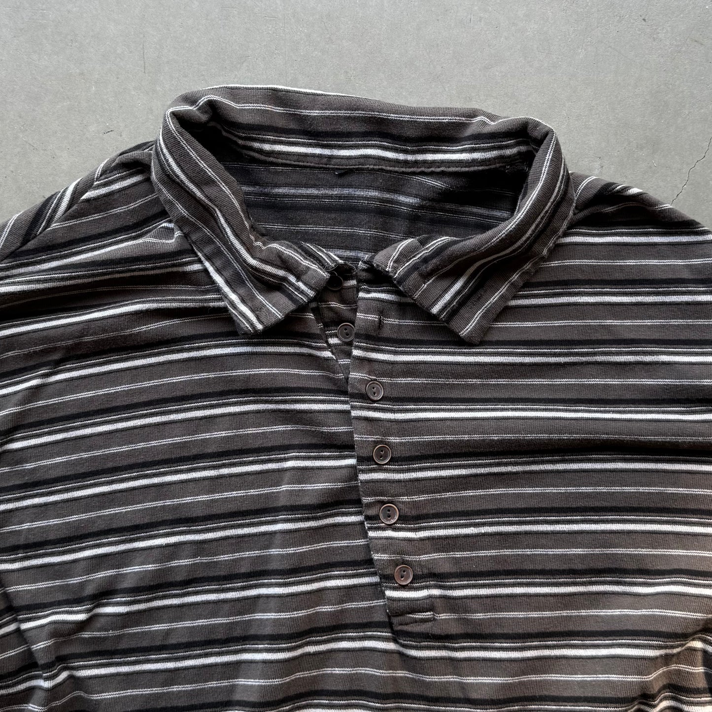 COLLARED ARC HENLEY [STRIPED GRAY]