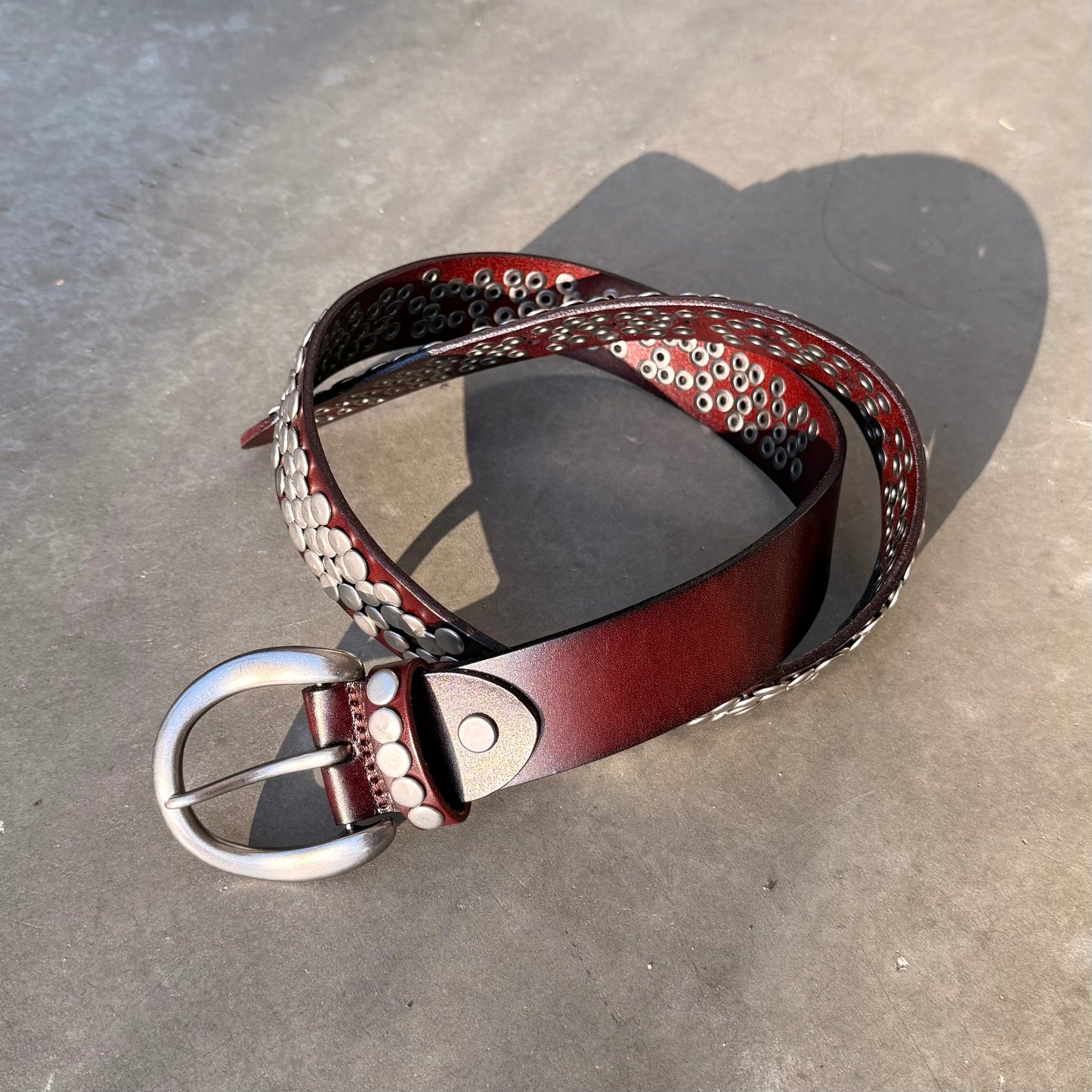 DRAGONSCALE STUDDED BELT [BURNT CRIMSON]