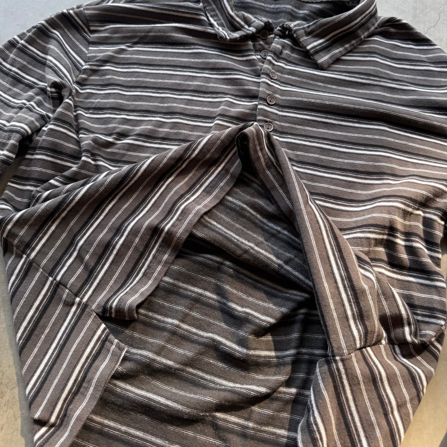 COLLARED ARC HENLEY [STRIPED GRAY]