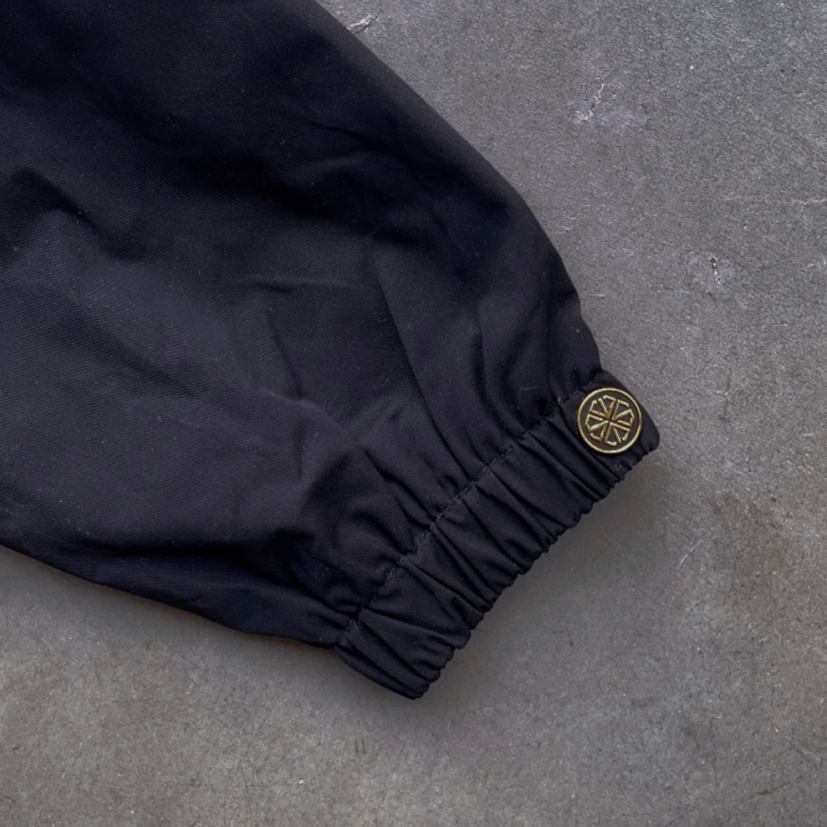 BUTTONED WINDBREAKER [NOIR]