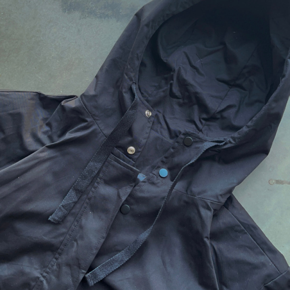 BUTTONED WINDBREAKER [NOIR]