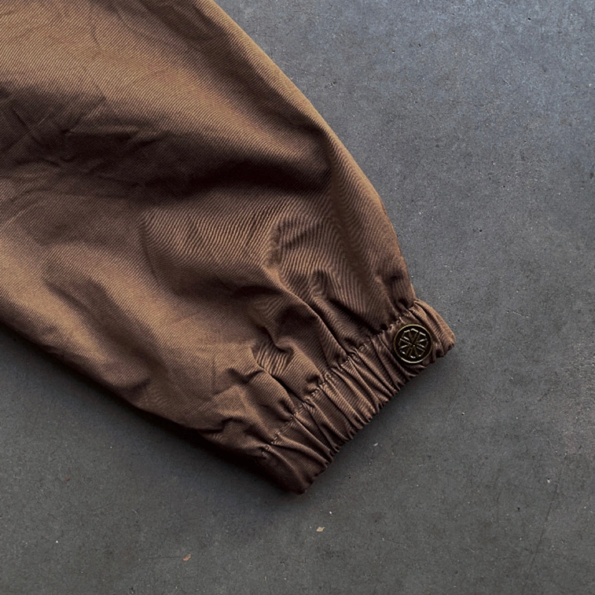 BUTTONED WINDBREAKER [MOCHA]