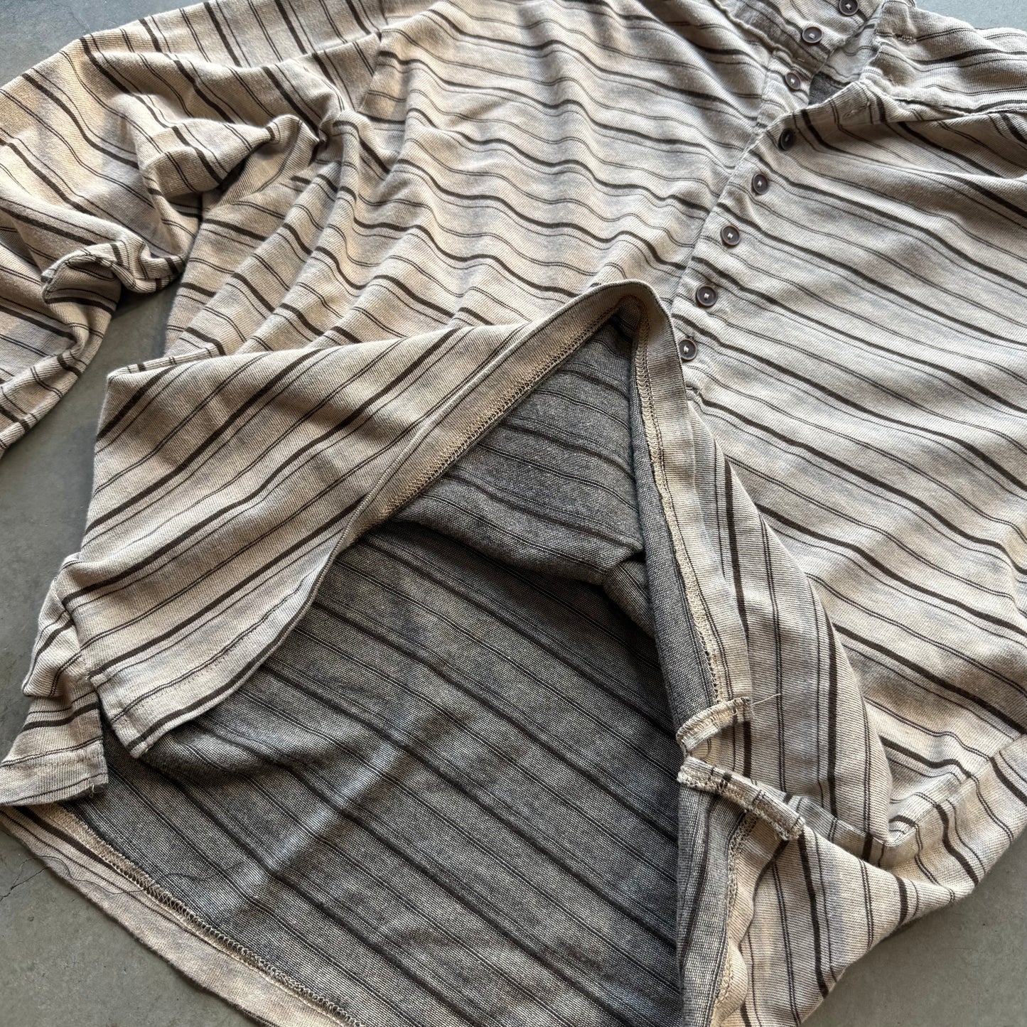 COLLARED ARC HENLEY [STRIPED BEIGE]