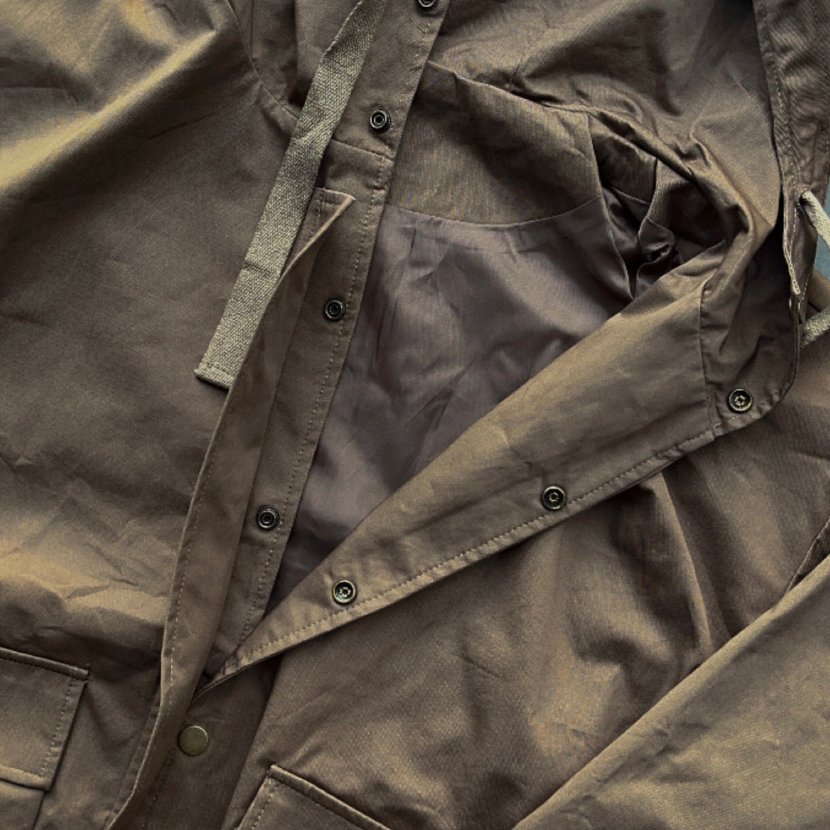BUTTONED WINDBREAKER [MOCHA]