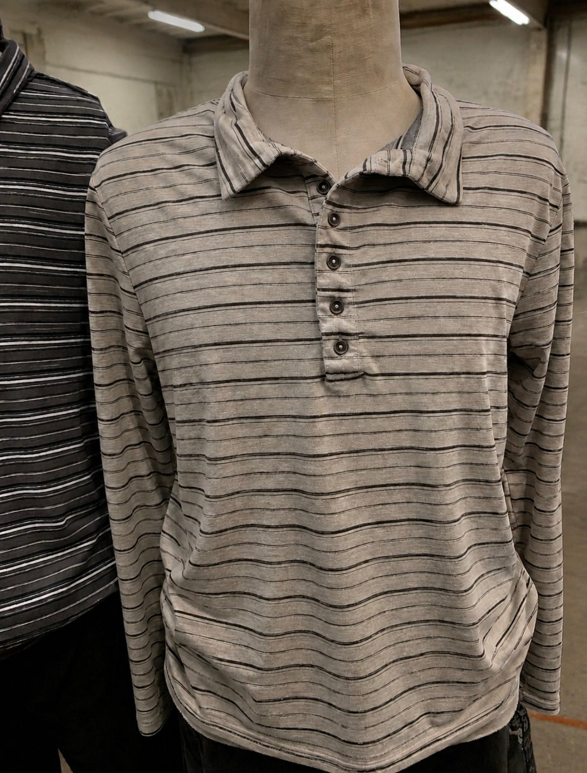 COLLARED ARC HENLEY [STRIPED BEIGE]